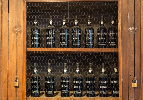Bortermelők javasoljuk, hogy a kóstoló a borok Funchal Madeira, Portugália a madeirai bor fesztivál ideje alatt, — Stock Fotó