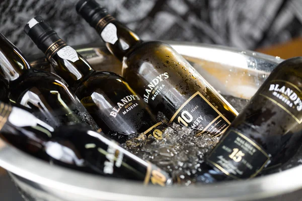Bortermelők javasoljuk, hogy a kóstoló a borok Funchal Madeira, Portugália a madeirai bor fesztivál ideje alatt, — Stock Fotó