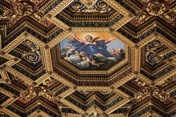 Interiores y detalles arquitectónicos de la basílica de Santa Maria in Trastevere en Roma, Italia. Pintura de techo octagonal Asunción de la Virgen por Domenichino —  Fotos de Stock