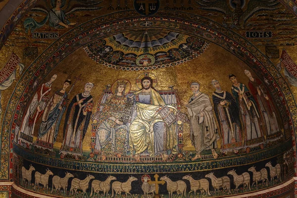 Innvendig i Basilica di Santa Maria i Trastevere i Roma. Italia – stockfoto