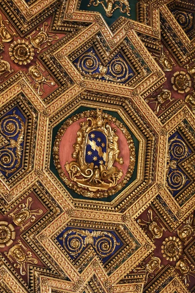 Interiores y detalles arquitectónicos de la basílica de Santa Maria in Trastevere en Roma, Italia — Foto de Stock