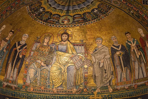 Innvendig i Basilica di Santa Maria i Trastevere i Roma. Italia – stockfoto