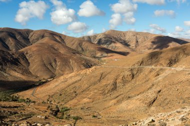 Güzel volkanik dağlar ve yolun bir dağ yamacında. La Pared yol Betancuria için. Fuerteventura. Kanarya Adaları