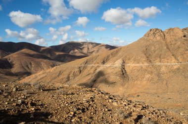 Güzel volkanik dağlar ve yolun bir dağ yamacında. La Pared yol Betancuria için. Fuerteventura. Kanarya Adaları