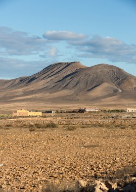 Fuerteventura üzerinde güzel volkanik dağlar. Kanarya Adaları. Fuerteventura. Kanarya Adaları