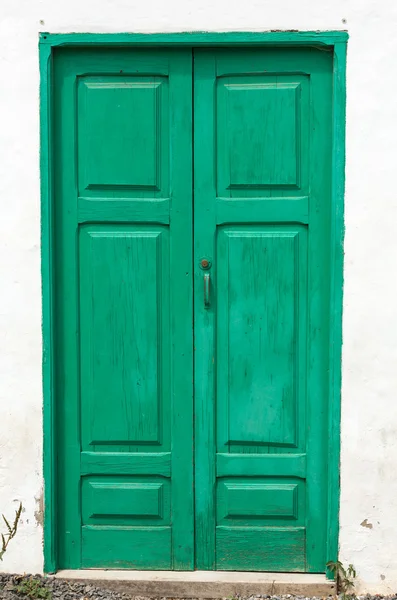 Groene houten deur in het dorp Betancuria op Fuerteventura, Canarische eilanden, Spanje — Stockfoto