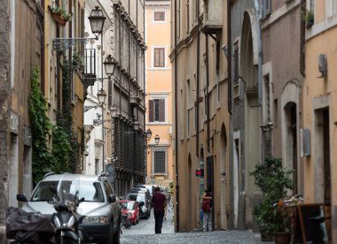 Tipik eski ve dar sokak Roma'da. İtalya