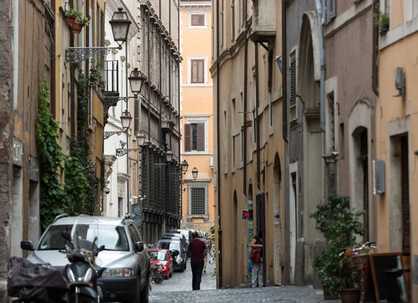 Tipik eski ve dar sokak Roma'da. İtalya — Stok fotoğraf
