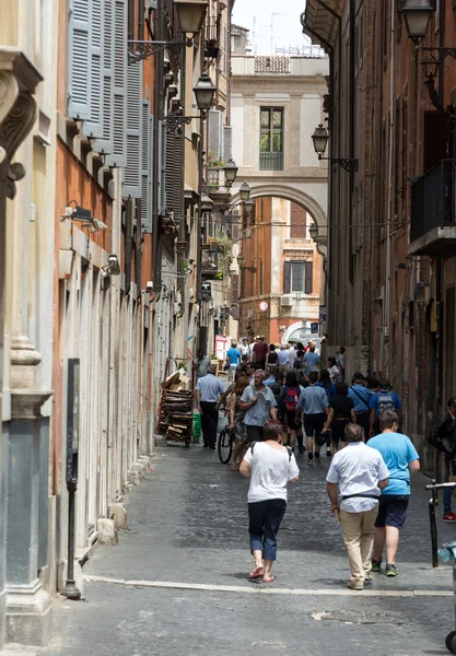 Типовий старих і вузькі вулиці в Римі. Італія — стокове фото
