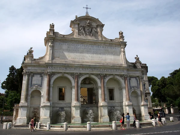 La Fontana dell 'Acqua Paola también conocida como Il Fontanone ("La gran fuente") es una fuente monumental situada en la colina Janiculum en Roma. Italia —  Fotos de Stock