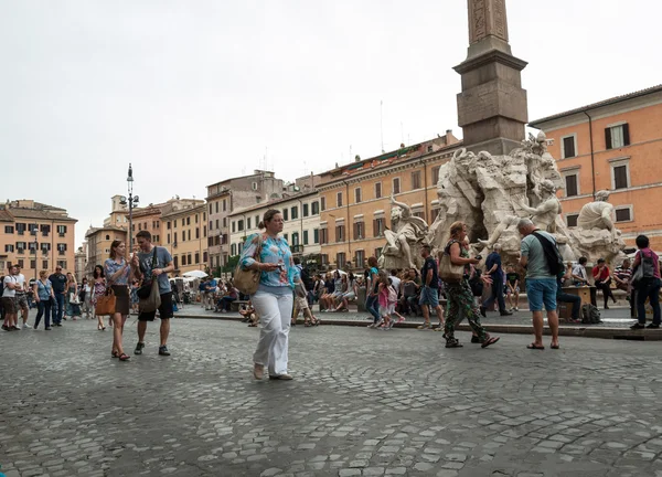 Piazza Navona in Rome vol met toeristen het hele jaar — Stockfoto