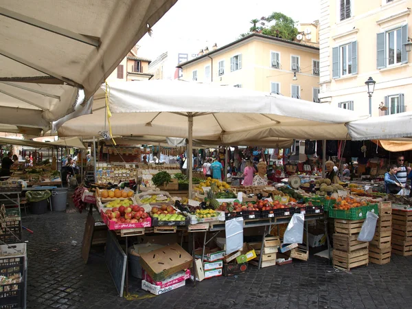 Frutta e verdura fresca in vendita a Campo de Fiori, famoso mercato all'aperto nel centro di Roma — Foto Stock