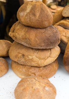  Rustik ekmek geleneksel kavrulmuş somun.  