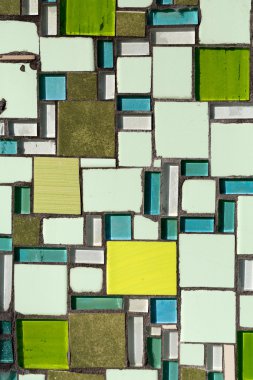 Duvar, soyut cam arka plan üzerinde renkli mozaik.