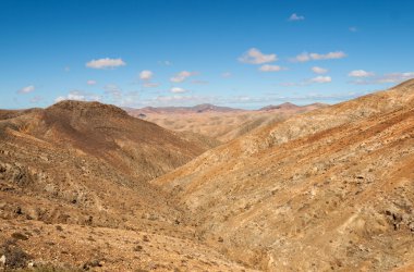 Fuerteventura üzerinde güzel volkanik dağlar.
