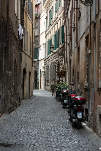 Charmingn 条狭窄的街道，在罗马，意大利的历史中心 — 图库照片