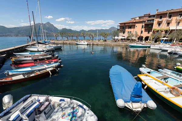 Az a kis kikötő, Torri del Benaco halászhajók. Garda-tó. Olaszország — Stock Fotó