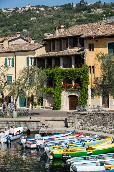 Rybářské lodě v malém přístavu města Torri del Benaco. Jezero Garda. Itálie — Stock fotografie