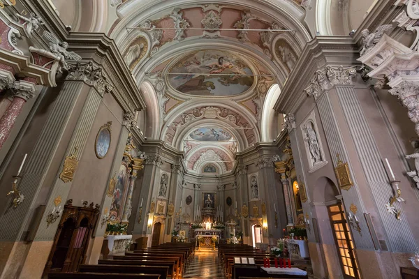 Kyrkan av Santi Apostoli Pietro e Paolo i Torri del Benaco. — Stockfoto