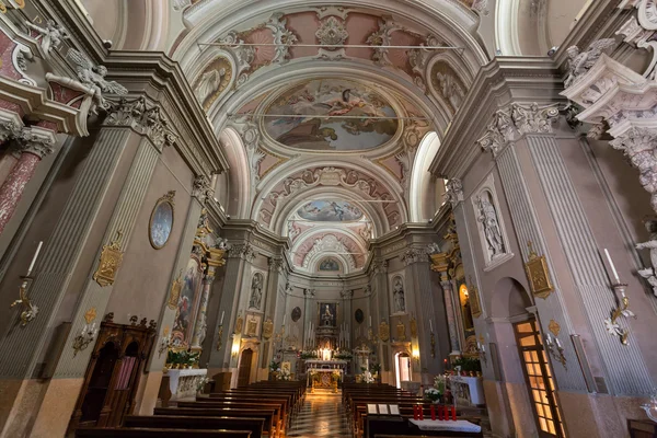 Die kirche von santi apostoli pietro e paolo in torri del benaco. — Stockfoto