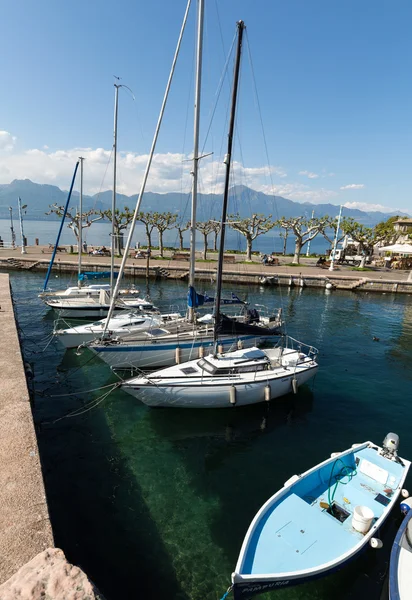 Barcos pesqueros en el pequeño puerto de Torri del Benaco. Lago Garda. Italia —  Fotos de Stock