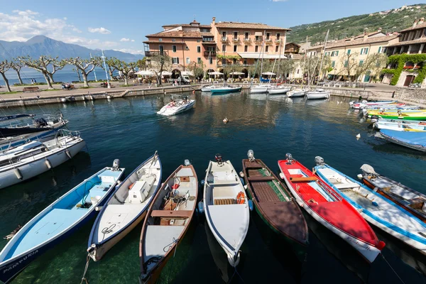 Vissersboten in de kleine haven van Torri del Benaco. Gardameer. Italië — Stockfoto