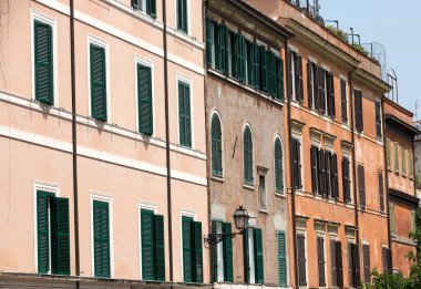 Trastevere, tipik bir Roma mahalle renkli evlerde. Roma, İtalya