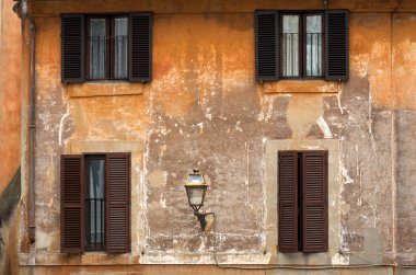 Trastevere, tipik bir Roma mahalle renkli evlerde. Roma, İtalya