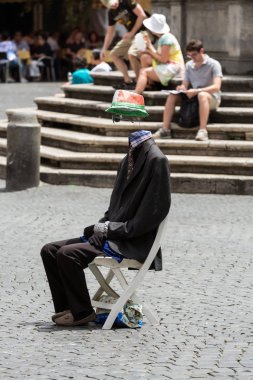  Sokak sanatçı sihirli bir hüner, Roma, İtalya kafasız vücudu gösterilen.