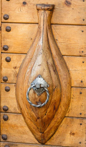 Old metal door handle knocker on a wooden door — Stock Photo, Image