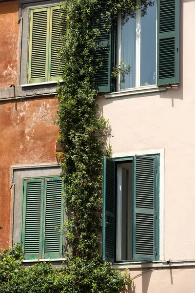 Красочные дома в Трастевере, типичном римском районе. Рим, Италия — стоковое фото