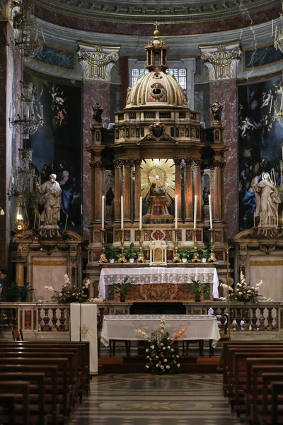 Interiér baziliky Santa Maria in Trastevere v Římě. Itálie — Stock fotografie