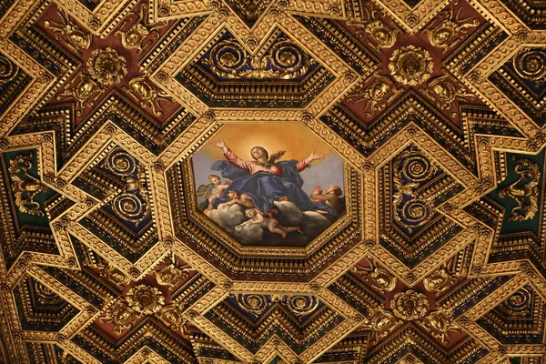 Interiores y detalles arquitectónicos de la basílica de Santa Maria in Trastevere en Roma, Italia. Pintura de techo octagonal Asunción de Domenichino —  Fotos de Stock