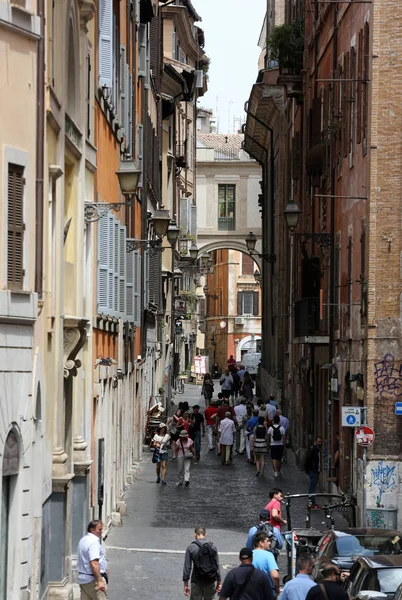 Antigua y estrecha calle Pettinari en Roma . — Foto de Stock