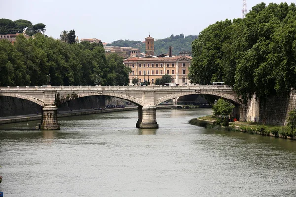 Oude brug en de rivier de Tiber in Rome. Italië — Stockfoto