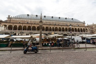  Palazzo della Ragione Padue, İtalya 'daki Piazza della Frutta' da