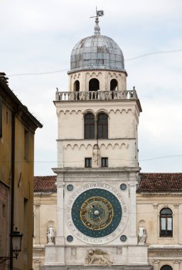 Saat Kulesi Bina Ortaçağ kökenli bakan Piazza dei sinyorlar Padova, İtalya