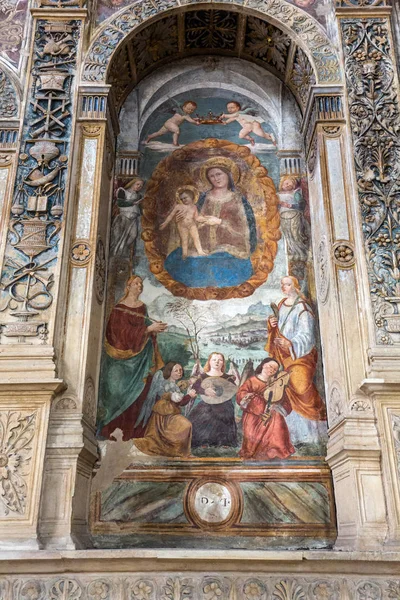 La Virgen con el niño por Bonino da Campione en la iglesia de El Eremitani (Chiesa degli Eremitani) en la tumba de Umberto da Carrara. Padua. Italia —  Fotos de Stock