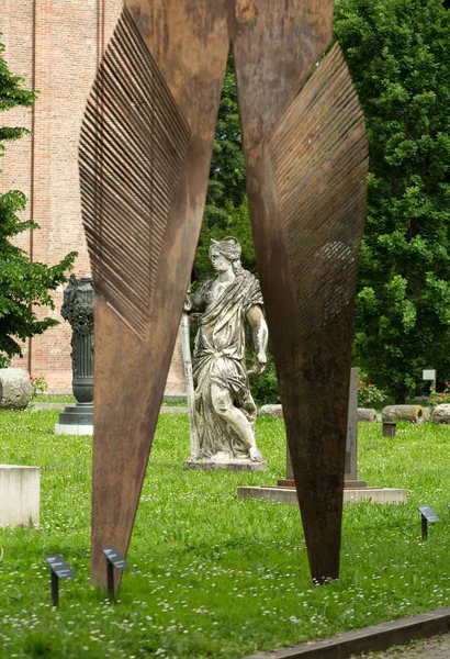 Samtida konst i trädgården Civic Museum of eremiter. Padua, Italien — Stockfoto