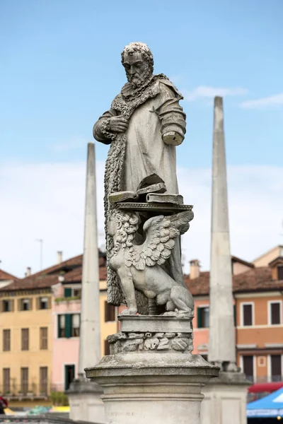 Prato della Valle, Padua, İtalya Piazza heykele. — Stok fotoğraf