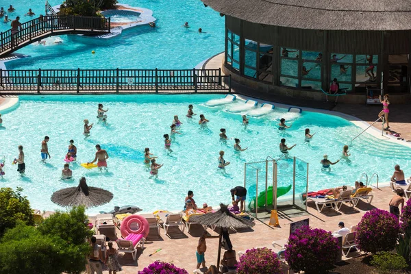 Grupo activo de personas un entrenamiento en la piscina en Fuertevetura. España —  Fotos de Stock