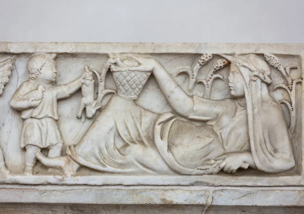 Starověké basreliéf v lázních Diocletianus v Římě. Itálie — Stock fotografie
