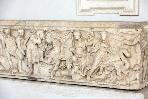 Bas-relief on the ancient sarcophagus in the baths of Diocletian in Rome — Stock Photo, Image