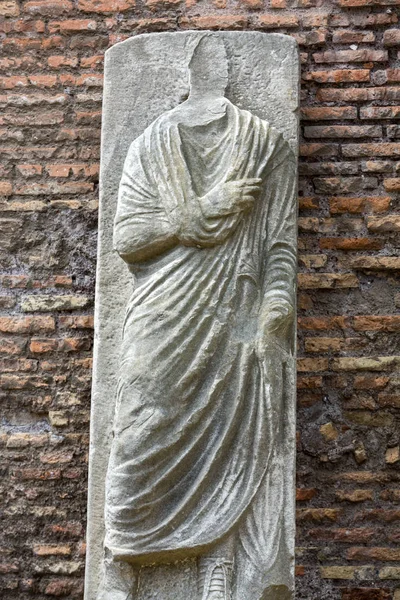 A antiga estátua nos banhos de Diocleciano (Thermae Diocletiani) em Roma. Itália — Fotografia de Stock