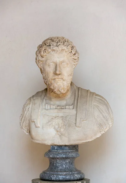 Busto antigo do homem nos banhos de Diocleciano em Roma . — Fotografia de Stock