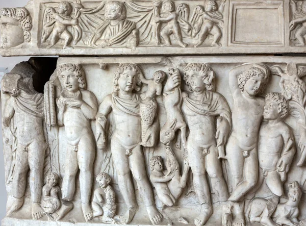 Antico sarcofago nelle terme di Diocleziano a Roma. Italia — Foto Stock