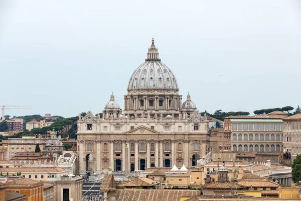 Vatikan und basilika des heiligen peter von castel sant 'angelo aus gesehen. roma, italien — Stockfoto