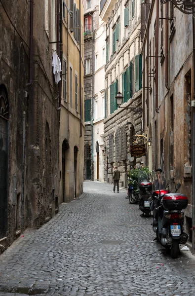 Une rue étroite charmante dans le centre historique de Rome, Italie — Photo