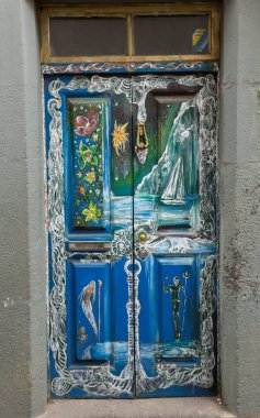 Açık kapı Santa Maria sokak sanatı. 