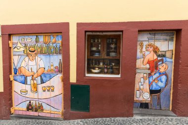 Açık kapı Santa Maria sokak sanatı. 